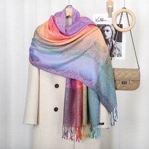 Dettaglio dello scialle pashmina paisley bohémien con colori sfumati e bordi con frange
