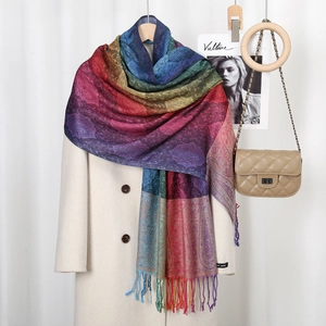 Dettagli del ricamo paisley su scialle sfumato arcobaleno con lunghe nappe colorate