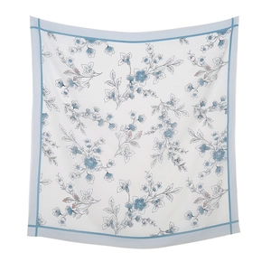 Detail eines quadratischen Seidentuchs mit hellblauen Blumenmustern und Laserkanten