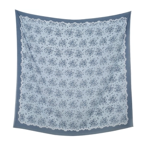 Detailaufnahme des französischen Seidenschals mit blauem Blumenmuster und Spitze