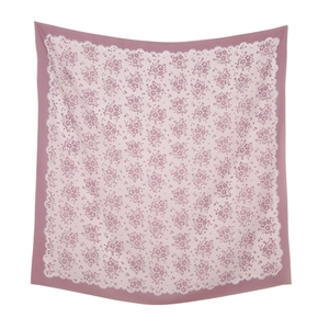 Detailmuster eines floralen Seidenschals in Rosa mit weißen Bogenkanten-Prints