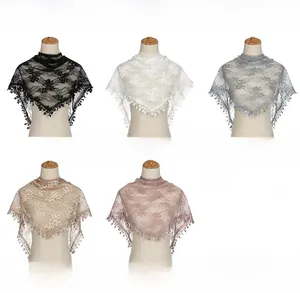 Détail du motif en dentelle au crochet et pompons de cinq châles triangulaires unis