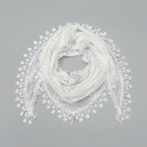 Détail macro de la dentelle florale blanche au crochet et de la bordure en dentelle