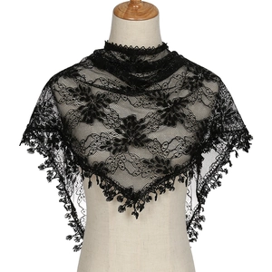 Châle triangulaire élégant en dentelle noire avec motifs floraux et détails à franges sur mannequin