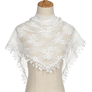 Gros plan d'un châle en dentelle blanche avec broderie florale et franges sur mannequin