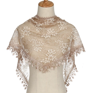 Écharpe triangulaire en dentelle champagne avec broderie florale et bords frangés