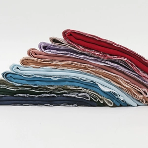Nahaufnahme von Perl-Chiffon-Kopftüchern mit Wellenstickerei in verschiedenen Farben