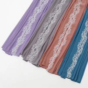 Plissierte Chiffon-Hidschabs mit Spitze in Lavendel, Grau, Ziegelrot und Pfauenblau