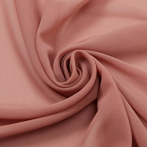 Detailansicht von staubrosa Chiffonstoff mit weicher Spiralstruktur und Körnung