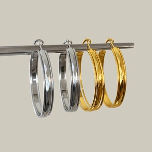 Boucles d'oreilles créoles facettées or et argent au style géométrique minimaliste