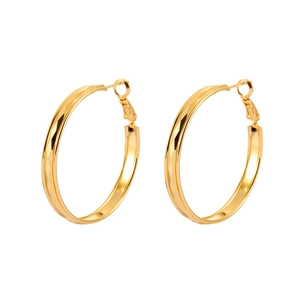 Boucles d'oreilles créoles dorées avec texture géométrique et motifs en losanges