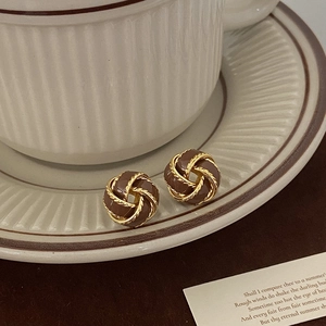 Französische Vintage-Ohrstecker in Kaffee-Emaille mit goldenem Spiralmuster