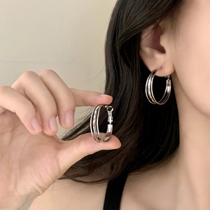 Boucles d'oreilles créoles argentées multicouches au design minimaliste poli