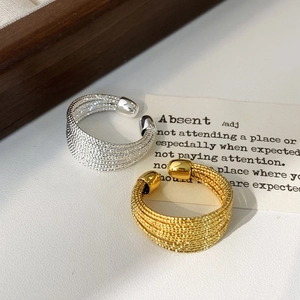 Minimalistische geflochtene offene Ringe in Gold und Silber aus einem 45-Grad-Winkel