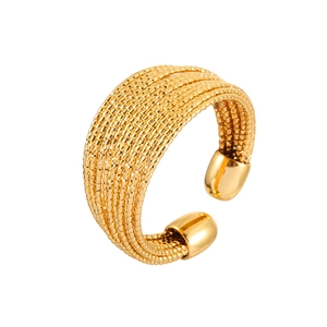 Eleganter goldener Ring mit gewebter Textur und runden Enden auf weißem Hintergrund