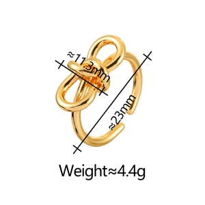 Bague nœud papillon dorée minimaliste avec finition polie et anneau ajustable