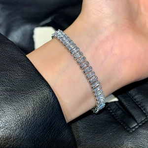 Elegantes Tennisarmband mit rechteckigen Zirkonia in Silber-Optik für Damen Mode