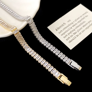 Elegante Gold- und Silber-Tennisarmbänder mit Zirkonia im Baguetteschliff in schrägem Layout
