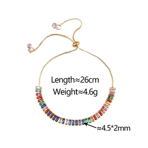 Détail du bracelet ajustable doré avec zircons colorés et spécifications de taille