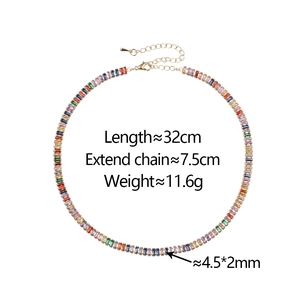 Détail du choker en zircons colorés de 32 cm avec une chaîne d'extension dorée de 7,5 cm