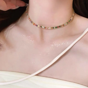 Collier ras du cou arc-en-ciel avec zircons colorés rectangulaires et chaîne dorée