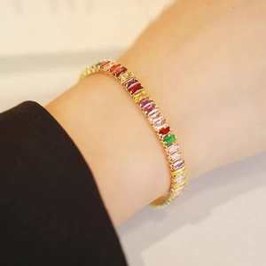 Bracelet tennis arc-en-ciel doré avec zircons colorés de coupe rectangulaire chic