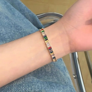 Bracelet pour femme avec pierres de zircone rectangulaires multicolores et chaîne dorée