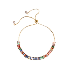 Bracelet doré ajustable avec une rangée arc-en-ciel de zircons cubiques rectangulaires