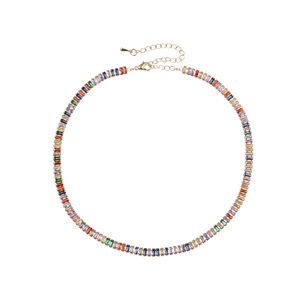 Détail du collier de zircons arc-en-ciel avec chaîne dorée et fermoir mousqueton