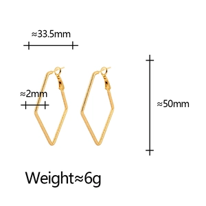 Grandes boucles d'oreilles carrées géométriques dorées avec détails de dimensions