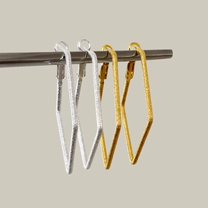 Boucles d'oreilles losanges géométriques minimalistes en fini métal brossé or et argent
