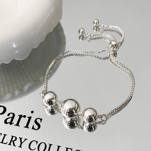 Vue détaillée du bracelet à billes argenté avec chaîne vénitienne et fermoir ajustable