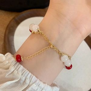 Bracciale vintage in oro con perle di pietra naturale rosse e bianche sul polso