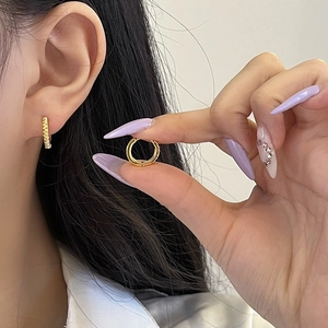 Élégantes créoles dorées texturées avec un design stylé en corde torsadée pour femmes