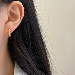Boucles d'oreilles créoles torsadées dorées pour femmes au design minimaliste