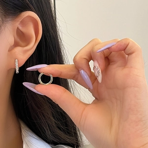 Élégantes créoles minimalistes en argent avec micro-diamants portées par un modèle