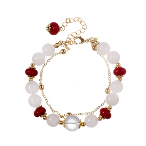 Bracciale a doppio strato con pietre bianche, agate rosse e catena d'oro