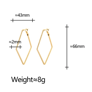 Boucles d'oreilles géométriques dorées en forme de losange avec finition texturée chic