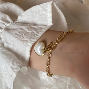 Elegante bracciale a catena d'oro con cuore in madreperla e chiusura OT per donna
