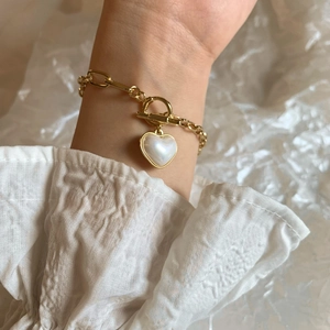 Elegante bracciale a cuore dorato con inserto in madreperla e chiusura a levetta OT
