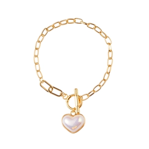 Elegante bracciale a catena dorata con chiusura a levetta OT e ciondolo a cuore perlato
