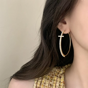 Grandi orecchini a cerchio dorati chic con zirconi scintillanti e pendente a croce da donna