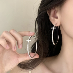Orecchini a cerchio argento con pendente a croce in zircone per un look moderno e chic
