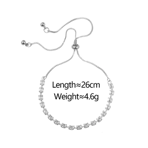 Detailansicht des verstellbaren Bolo-Armbands in Silber mit rechteckigen Zirkoniasteinen