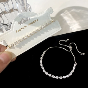 Funkelndes Zirkon-Tennisarmband mit rechteckigen Kristallen und verstellbarer Kette