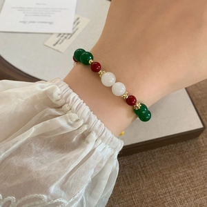 Elegante bracciale in stile cinese con perline di pietre naturali rosse, verdi e bianche