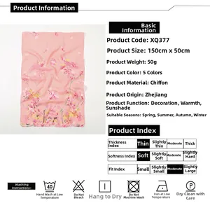 Détail d'une écharpe en mousseline rose fleurie avec dimensions 150x50cm et poids de 50g