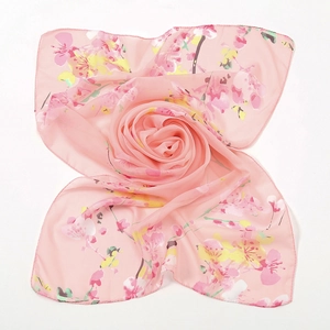 Écharpe légère en mousseline rose avec imprimé cerisier, drapée en forme de fleur