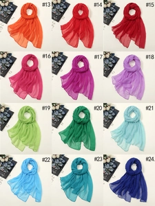 Rasteransicht verschiedener 30D-Chiffonschals in zwölf kräftigen Farben mit Textur