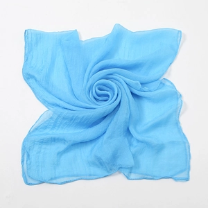 Hellblauer Chiffonschal in eleganter Rosenfaltung mit weicher Textur und Saumkante